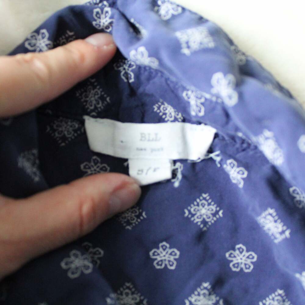 BLL New York Women's Size S/P Blue Floral Print Twist Front Long Sleeve Button D